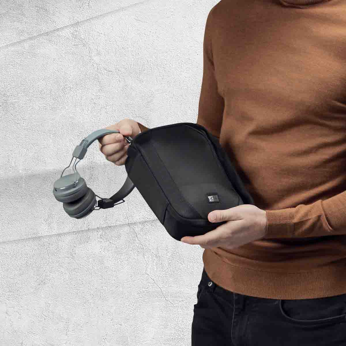Accessory Bags - Use the Accessory Bags to protect and easily carry all your cables, headphones and other accessories.